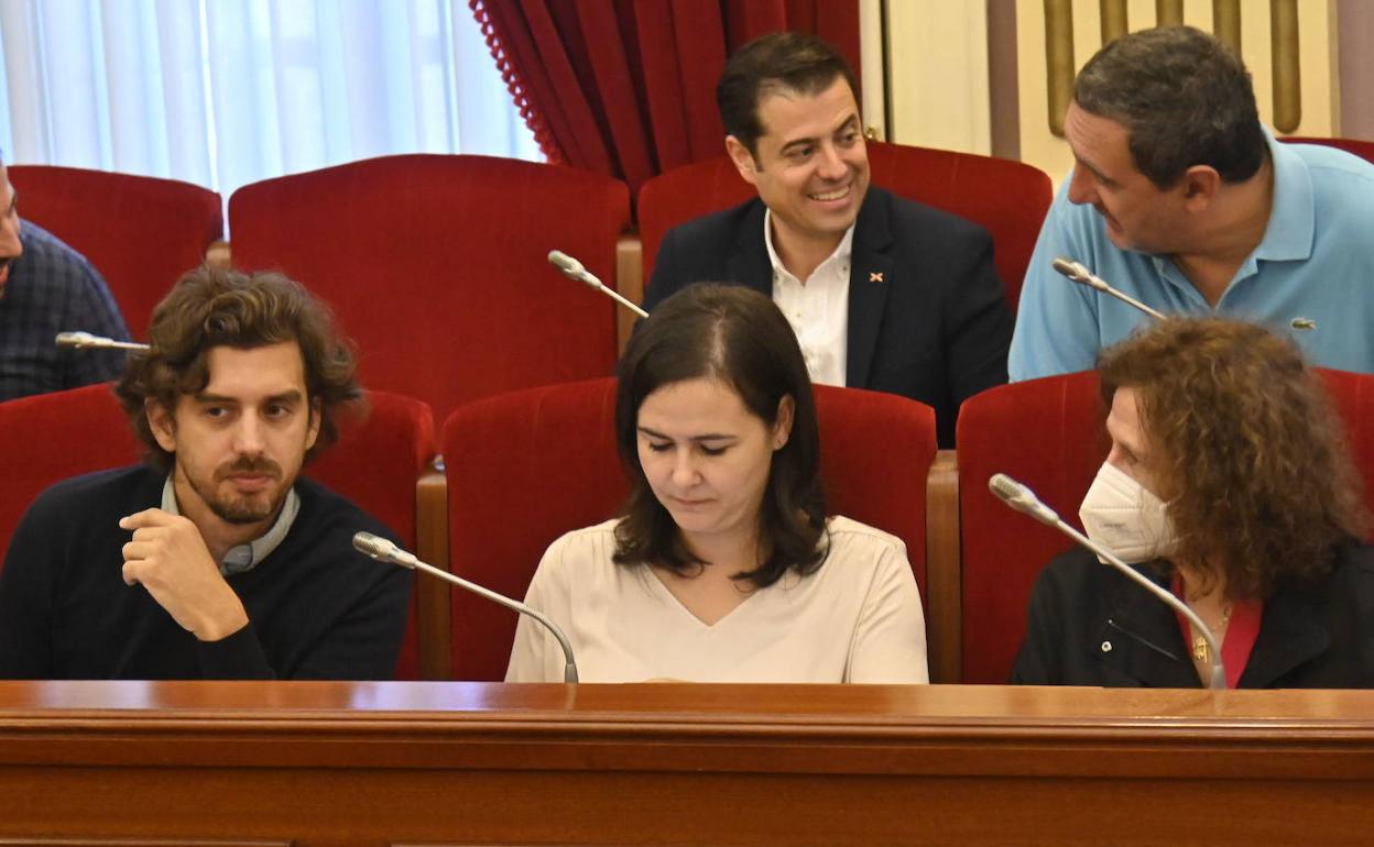 En primera fila, los tres ediles de Cs en el pleno: Carlos Urueña, Lara Montero de Espinosa e Hitos Mogena. 