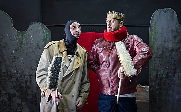 Con el actor José Antonio Lucia durante un ensayo de su nueva obra que estrenan el viernes en la sala OffCultura de Badajoz. 