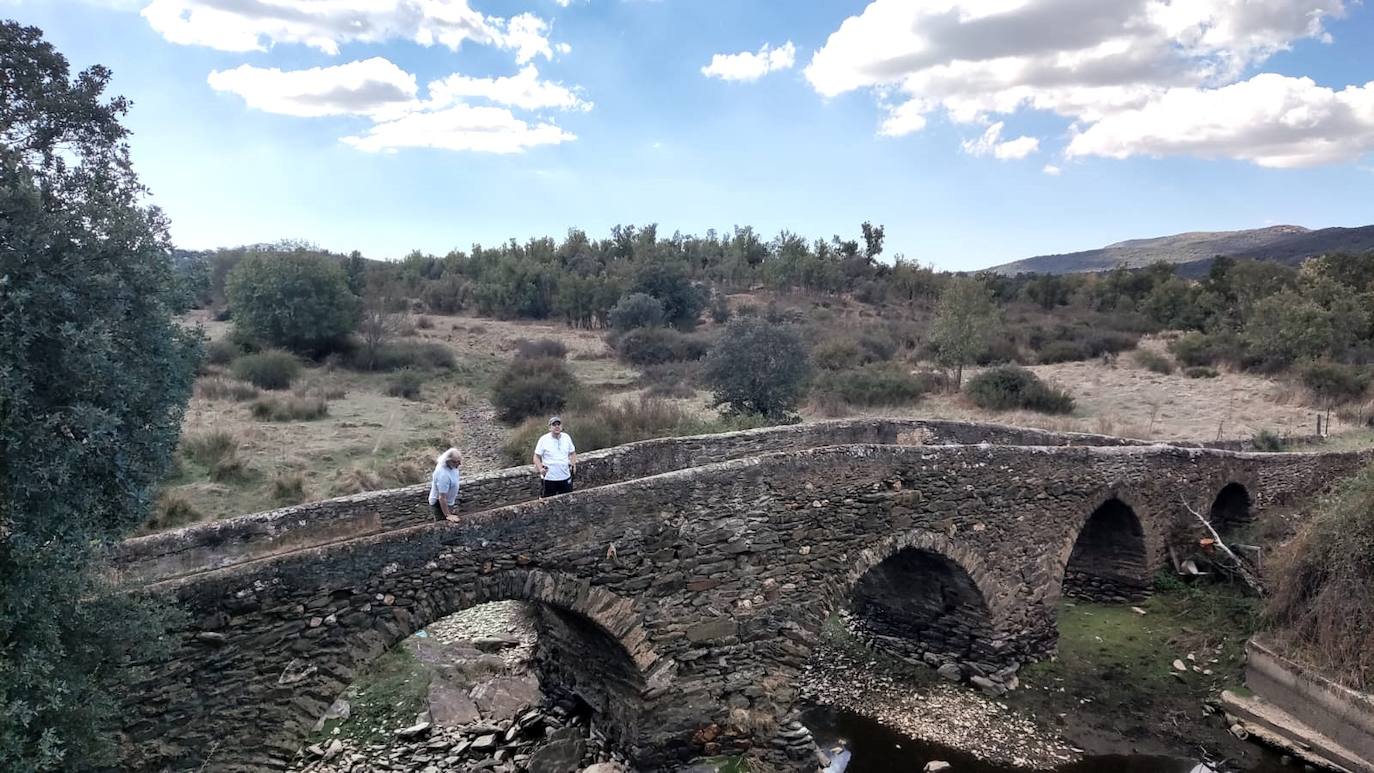 Puente de la Villa, sobre el arroyo Valdelamadera cuyas aguas van al río Garciaz.