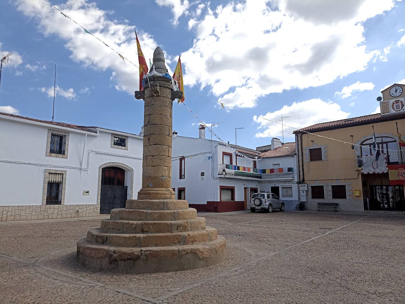 La Plaza de España de Garciaz, en donde está el rollo jurisdiccional y el Ayuntamiento.