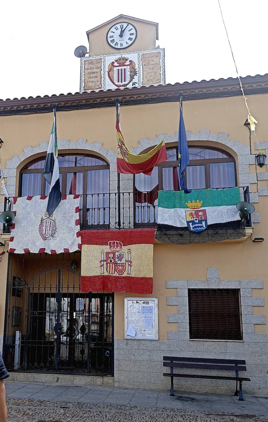 En el edificio del Ayuntamiento hay banderas hechas con ganchillo.