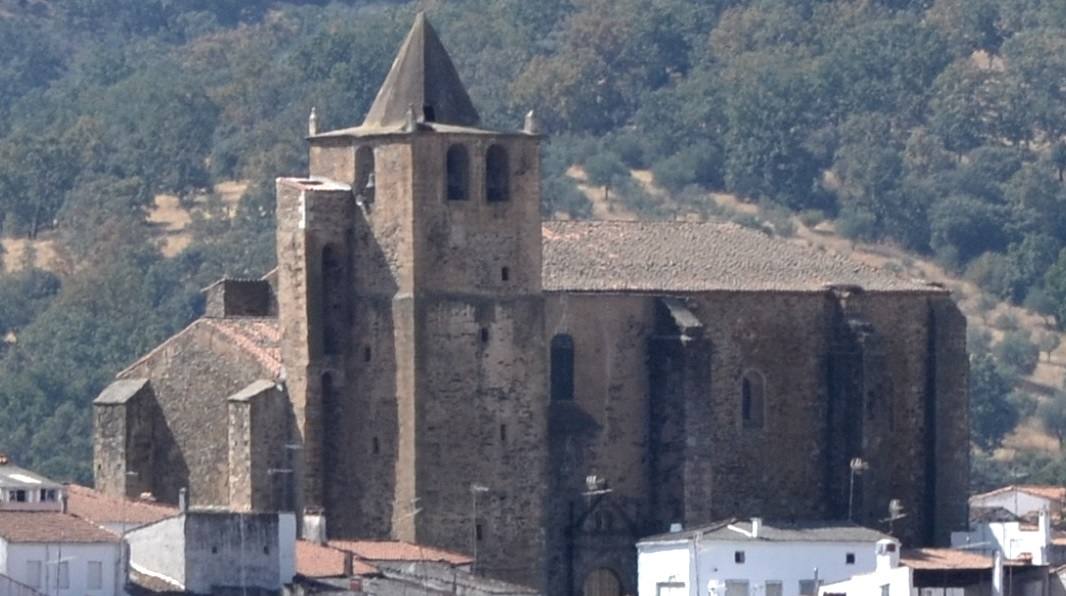 La enorme Iglesia de Santiago Apóstol está en la parte alta del pueblo.