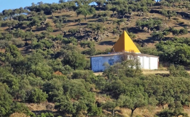 La extraña ermita de Madroñera. 