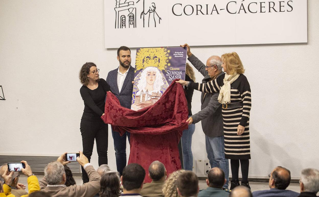 Momento en el que la autora, el alcalde, el presidente de la Unión de Cofradías y la tesorera de la Expiración descubren el cartel oficial . 