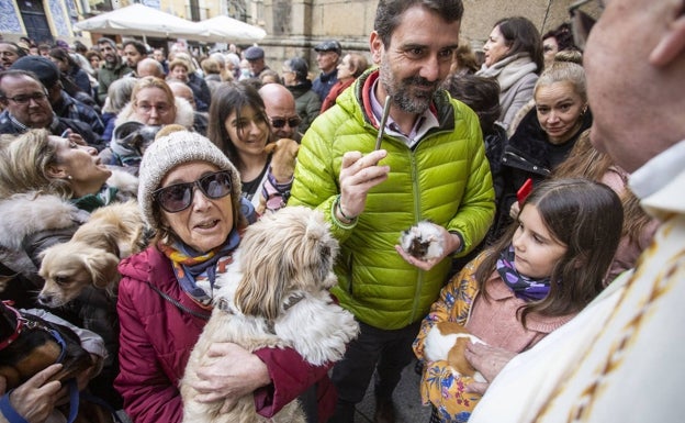 A la derecha, Vera Castelló, que ha acudido al acto con sus dos cobayas. 