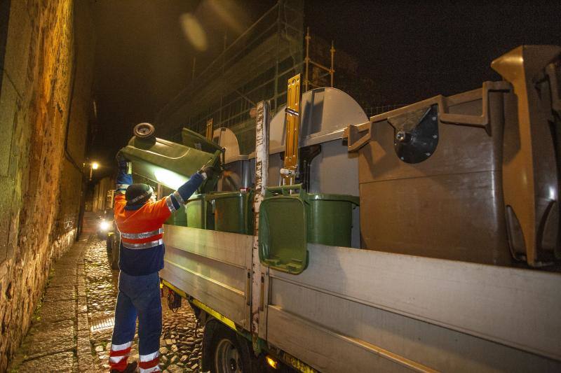 Fotos: Arranca la recogida de basura puerta a puerta en el casco viejo de Cáceres