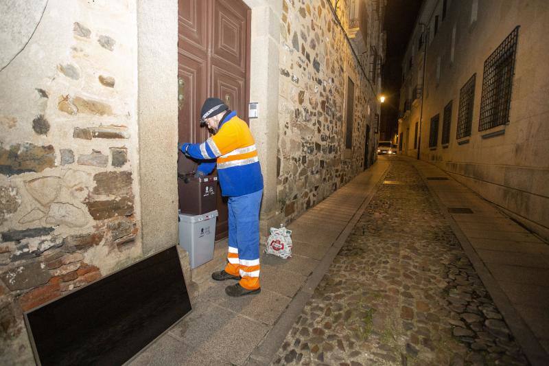 Fotos: Arranca la recogida de basura puerta a puerta en el casco viejo de Cáceres