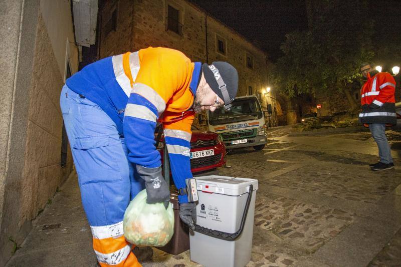 Fotos: Arranca la recogida de basura puerta a puerta en el casco viejo de Cáceres