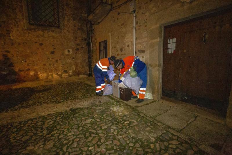 Fotos: Arranca la recogida de basura puerta a puerta en el casco viejo de Cáceres