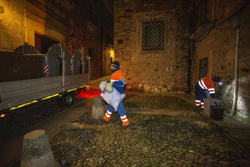 Fotos: Arranca la recogida de basura puerta a puerta en el casco viejo de Cáceres