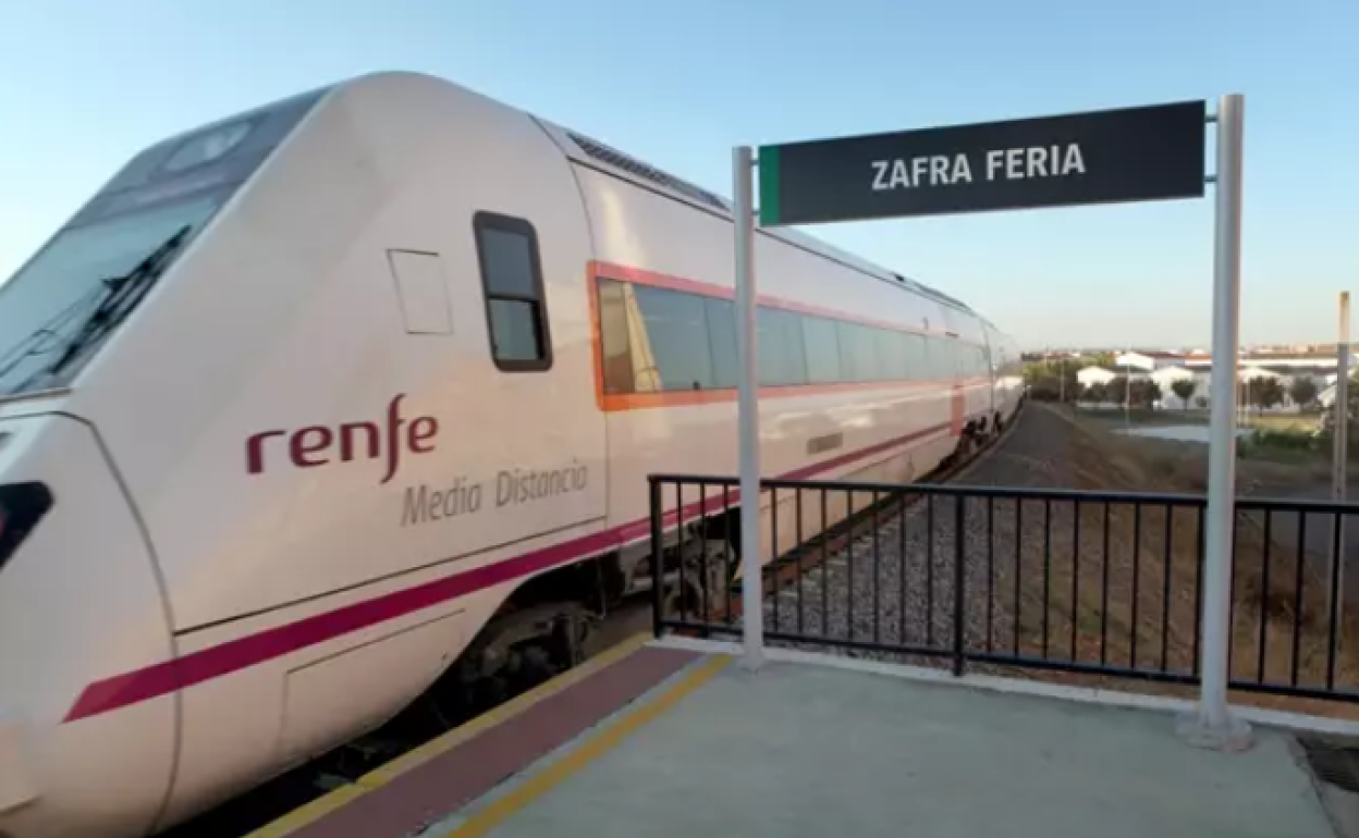 Un tren de renfe en la parada de Zafra, en una imagen de archivo.