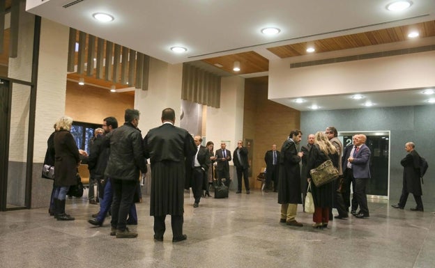 Abogados, familiares de los fallecidos y acusados, esta mañana, antes de comenzar el juicio en la Audiencia Provincial con sede en Mérida. 