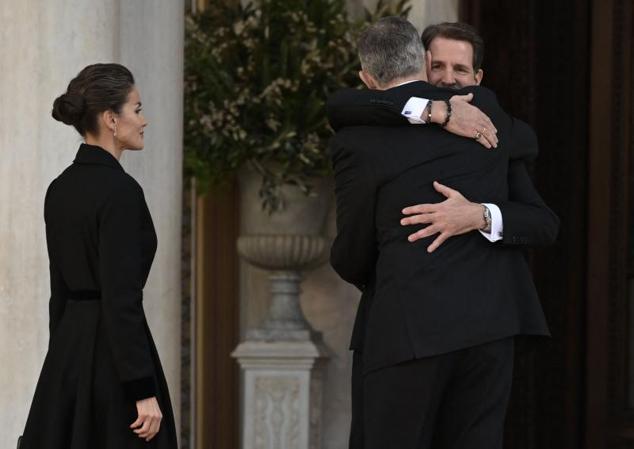 Los reyes Felipe y Letizia son recibidos por Pablo de Grecia a su llegada a la catedral de Atenas, donde se celebra el funeral del rey Constantino. 