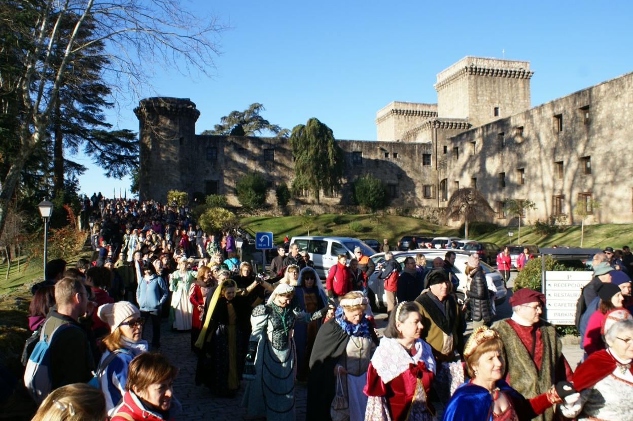 El Emperador Carlos V en el parador, acompañado por su séquito. 