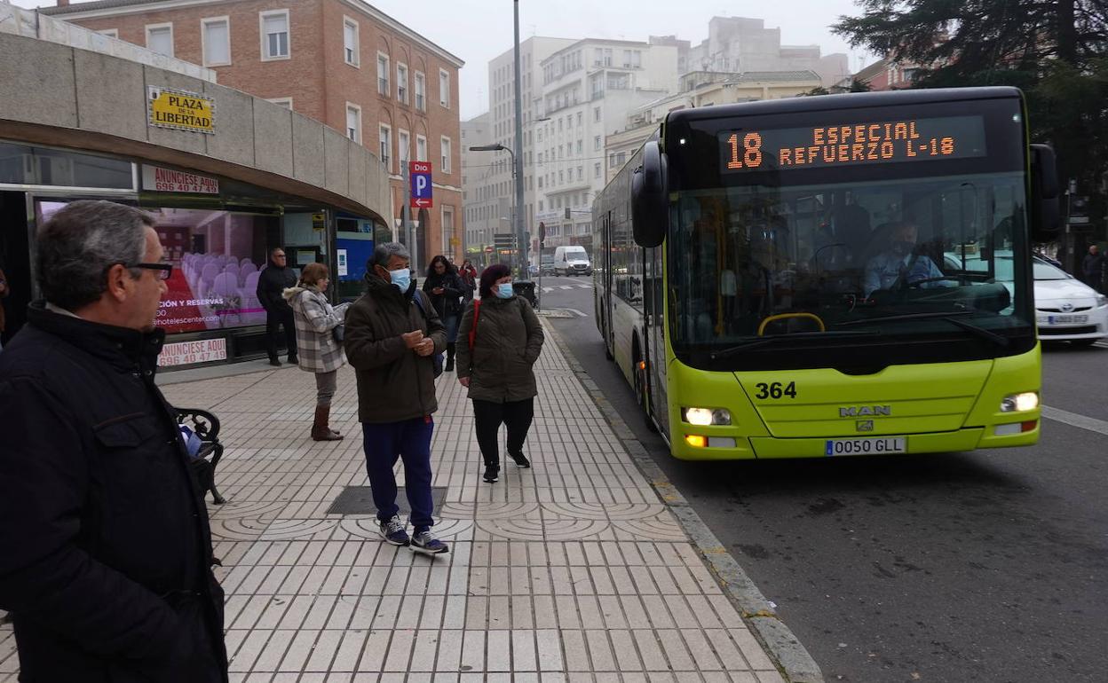 Pacenses esperan para subir al autobús en la plaza de la Libertad. 