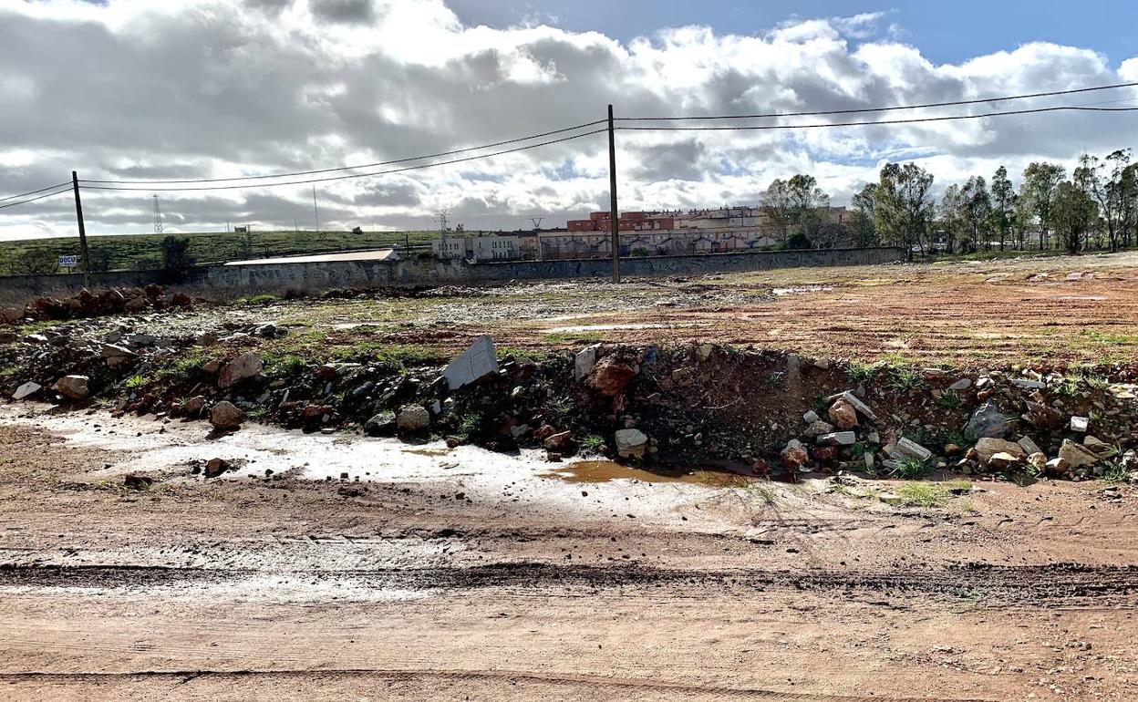 Zona que recorren para llegar al casco urbano a pie los vecinos de La Cañada, cuyas casas se ven al fondo .