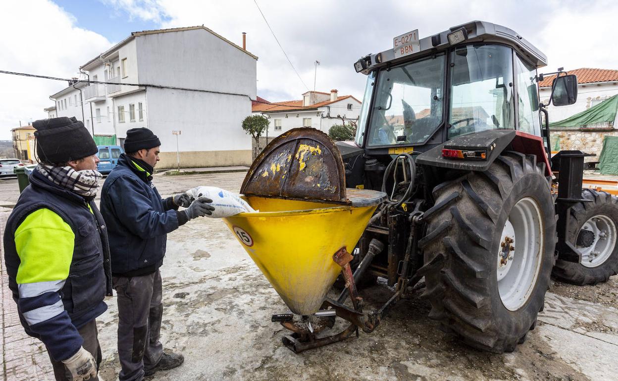 Operarios del Ayuntamiento de Piornal llenan la tolva del tractor con sal, para tenerla lista por si nieva. 