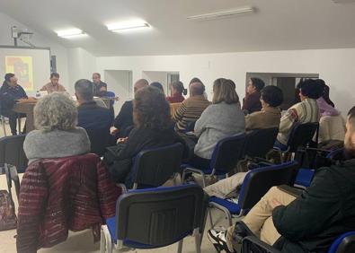 Imagen secundaria 1 - El calamonteño Jesús Collado presentó en la biblioteca &#039;Anarquía de un poeta del tres al cuarto&#039;