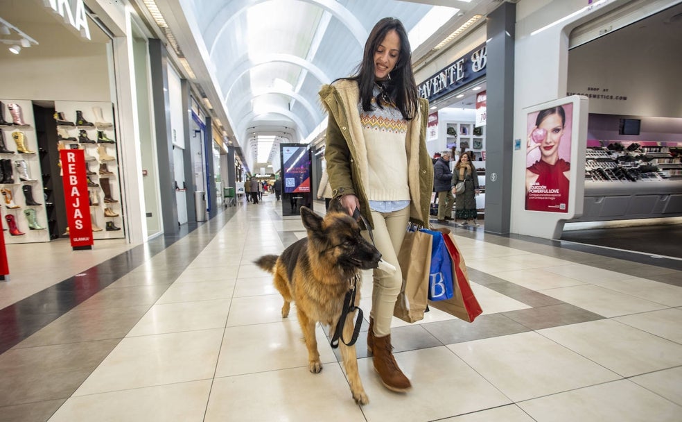 Eva Lucía Melchor entró este miércoles con su pastor alemán al centro comercial. 