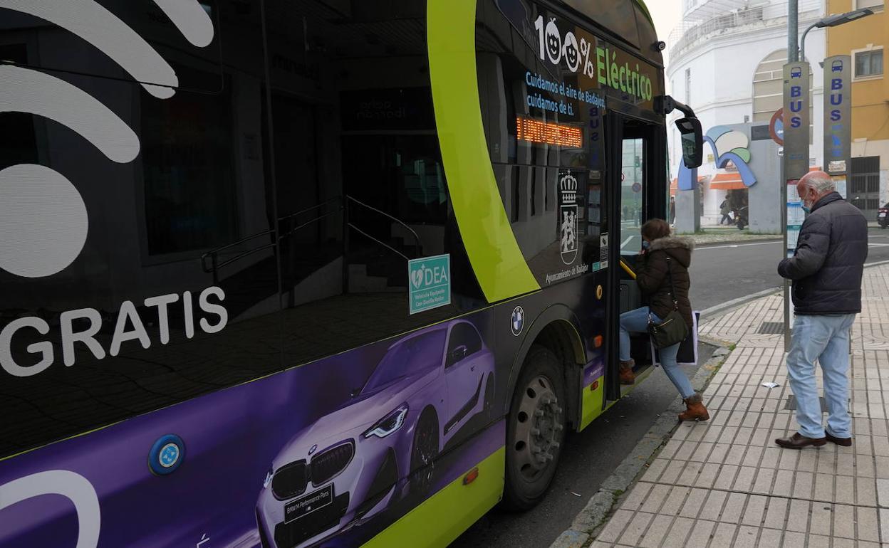 Pacenses suben al autobús en la plaza de la Libertad este mes de enero. 