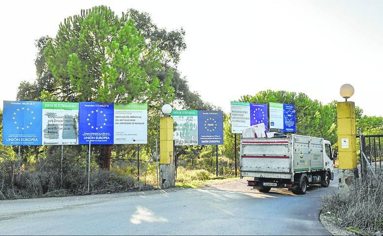 Acceso al recinto del ecoparque.