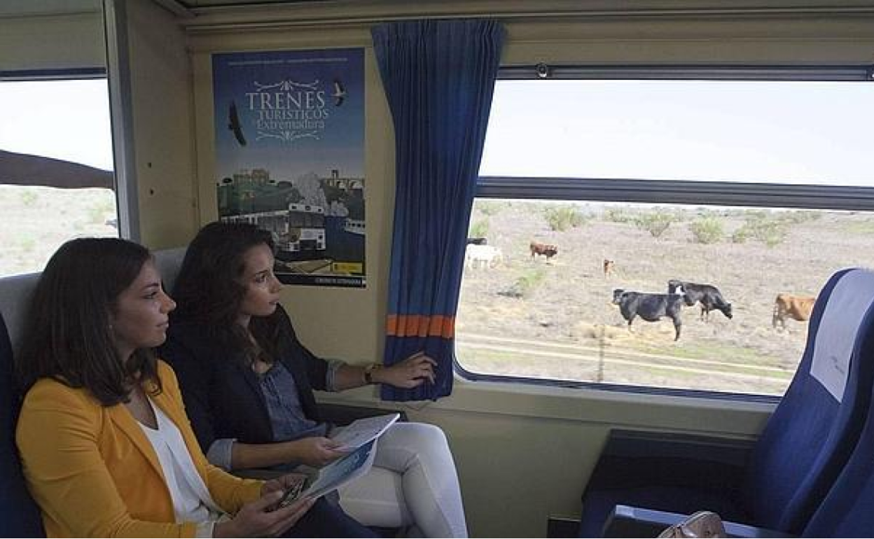Cinco rutas turísticas en tren por Extremadura esta primavera