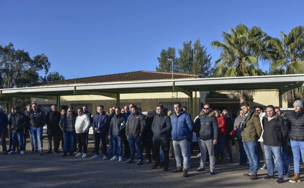 Concentración de los trabajadores a las puertas del ecoparque . 