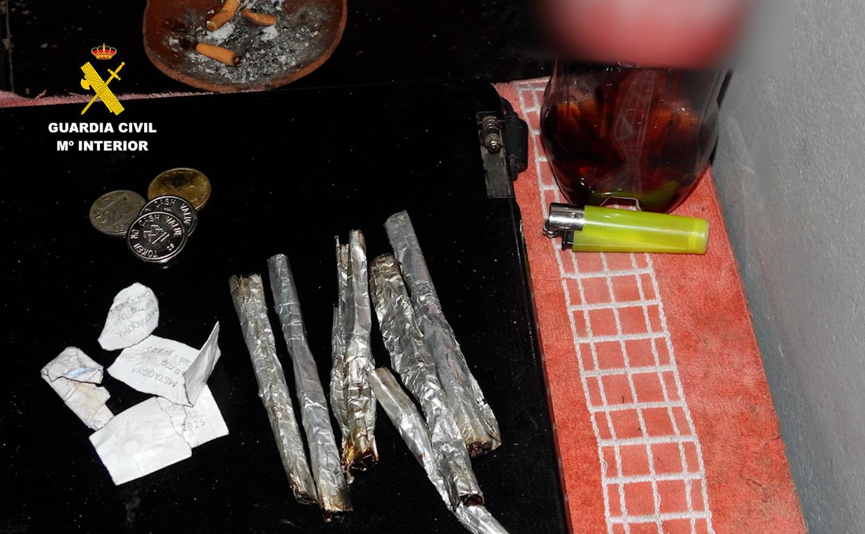 Parte del material incautado tras el registro de la vivienda.