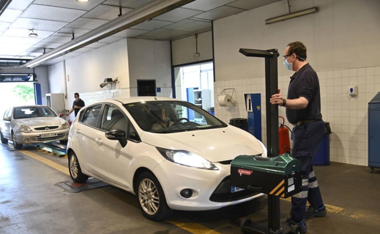 Un vehículo se somete a una inspección técnica en una estación de la región.