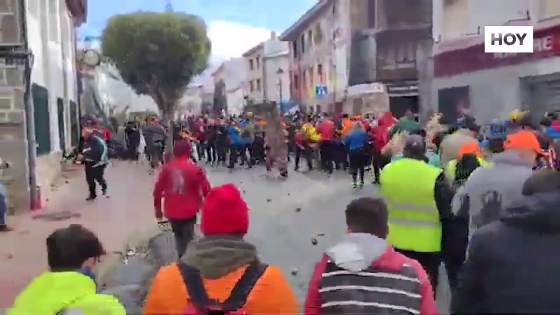 Jarramplas recibe su primera lluvia de nabos