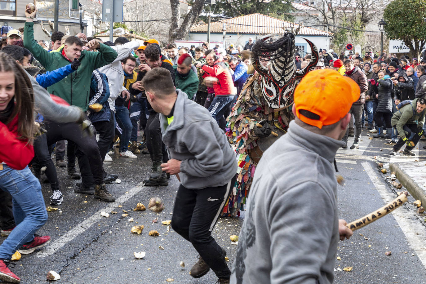 Fotos: Fiestas de Extremadura: Jarramplas vuelve a recibir una lluvia de nabos en Piornal