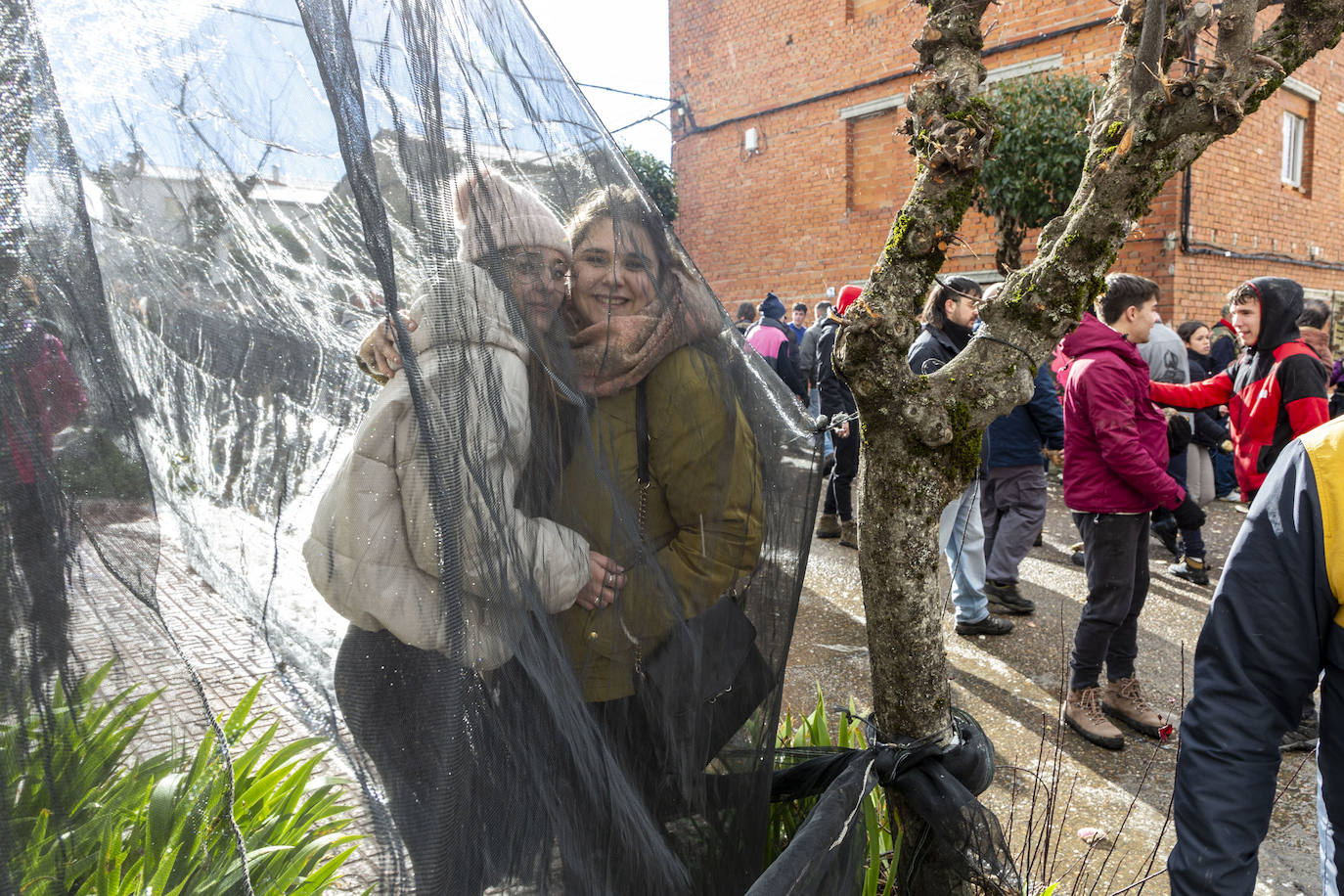 Fotos: Fiestas de Extremadura: Jarramplas vuelve a recibir una lluvia de nabos en Piornal