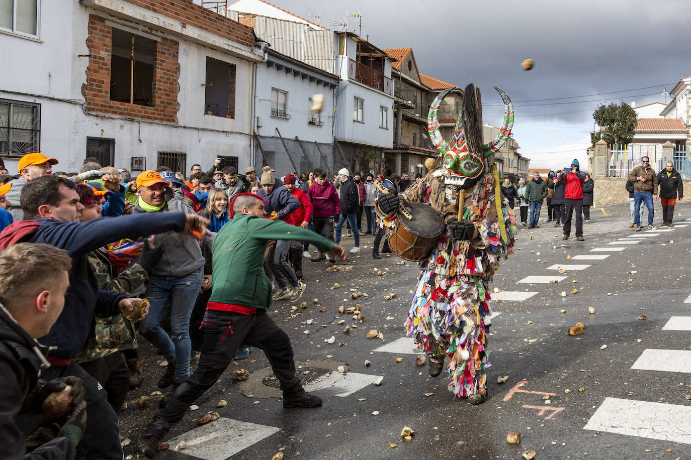 Fotos: Fiestas de Extremadura: Jarramplas vuelve a recibir una lluvia de nabos en Piornal