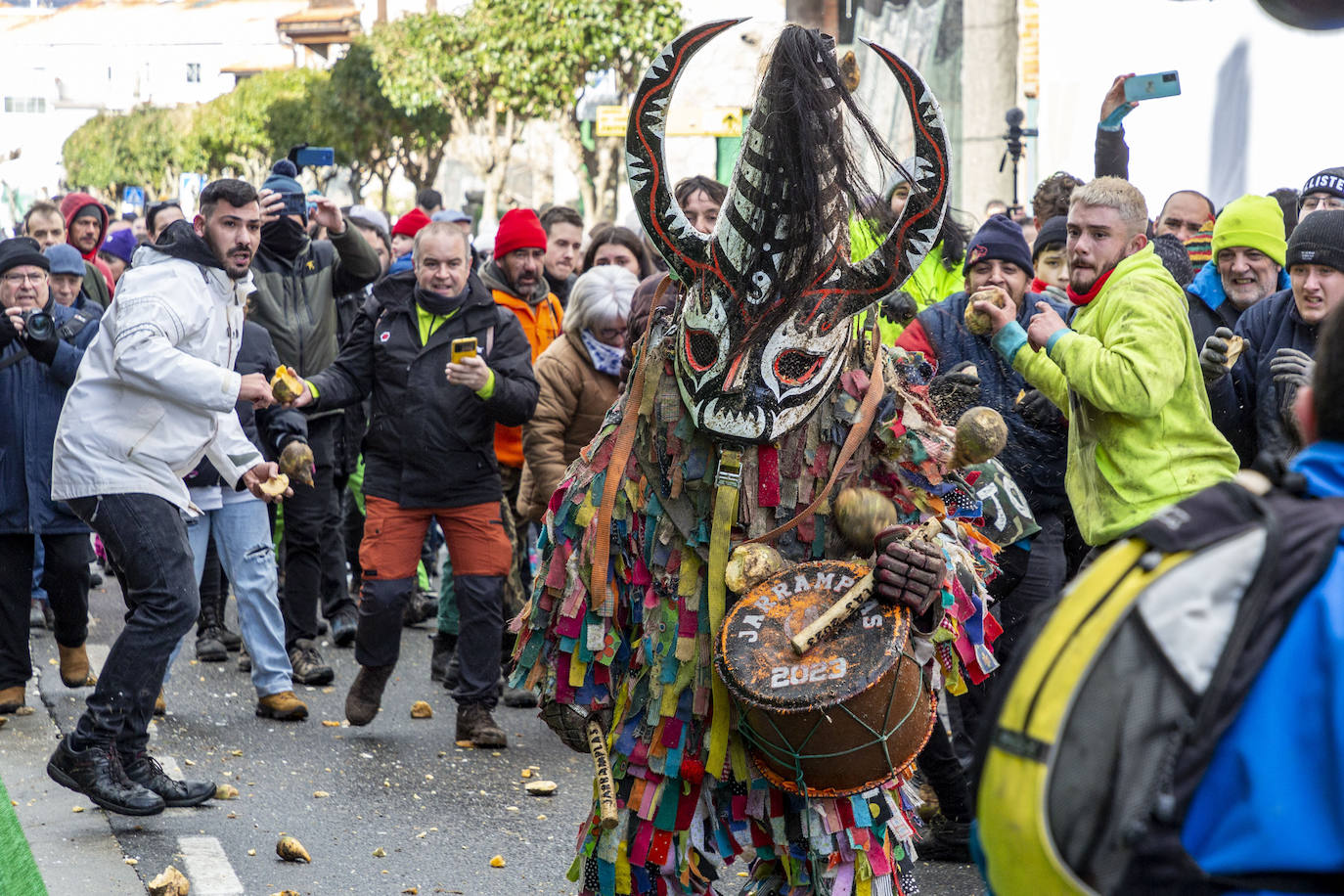 Fotos: Fiestas de Extremadura: Jarramplas vuelve a recibir una lluvia de nabos en Piornal