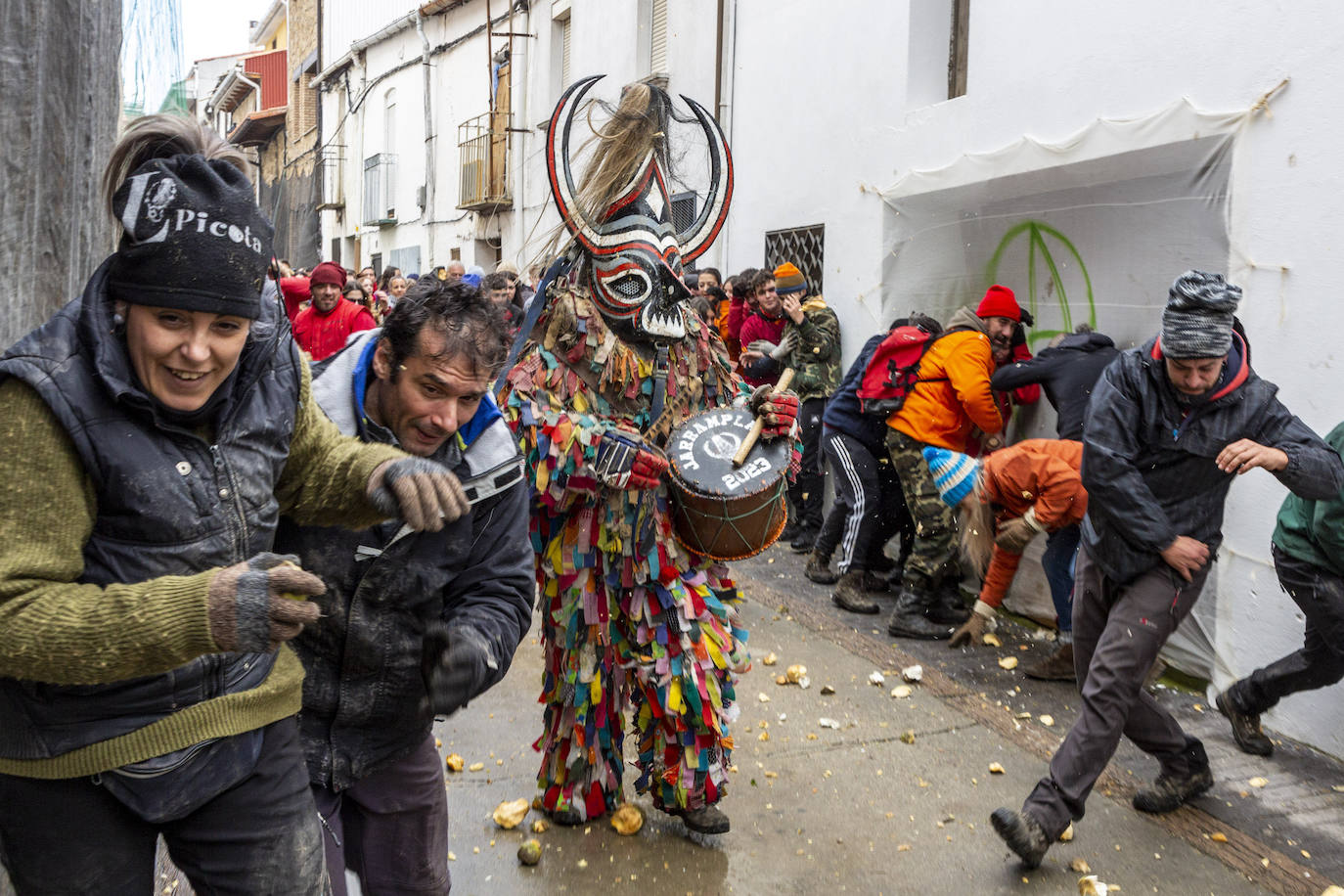 Fotos: Fiestas de Extremadura: Jarramplas vuelve a recibir una lluvia de nabos en Piornal