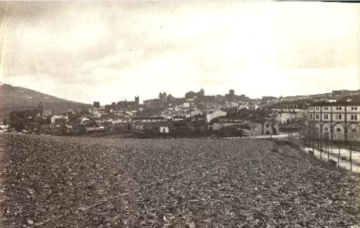 La imagen de Cáceres está basada en una fotografía de Jean Laurent (1816-1896)
