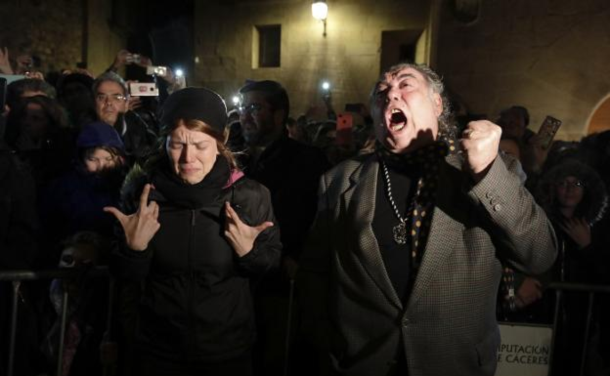 Juan López Corrales canta al Cristo Negro junto a una intérprete de lengua de signos en la Semana Santa de 2019. 