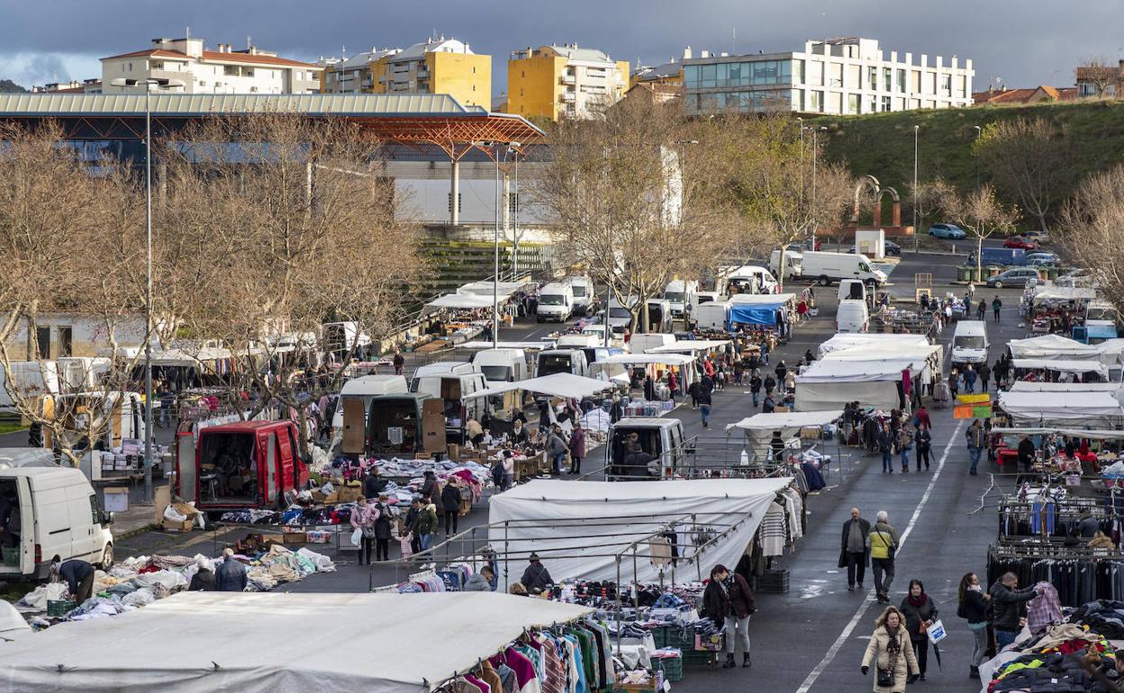 Ambiente en el mercadillo del recinto ferial del Berrocal el pasado martes. 