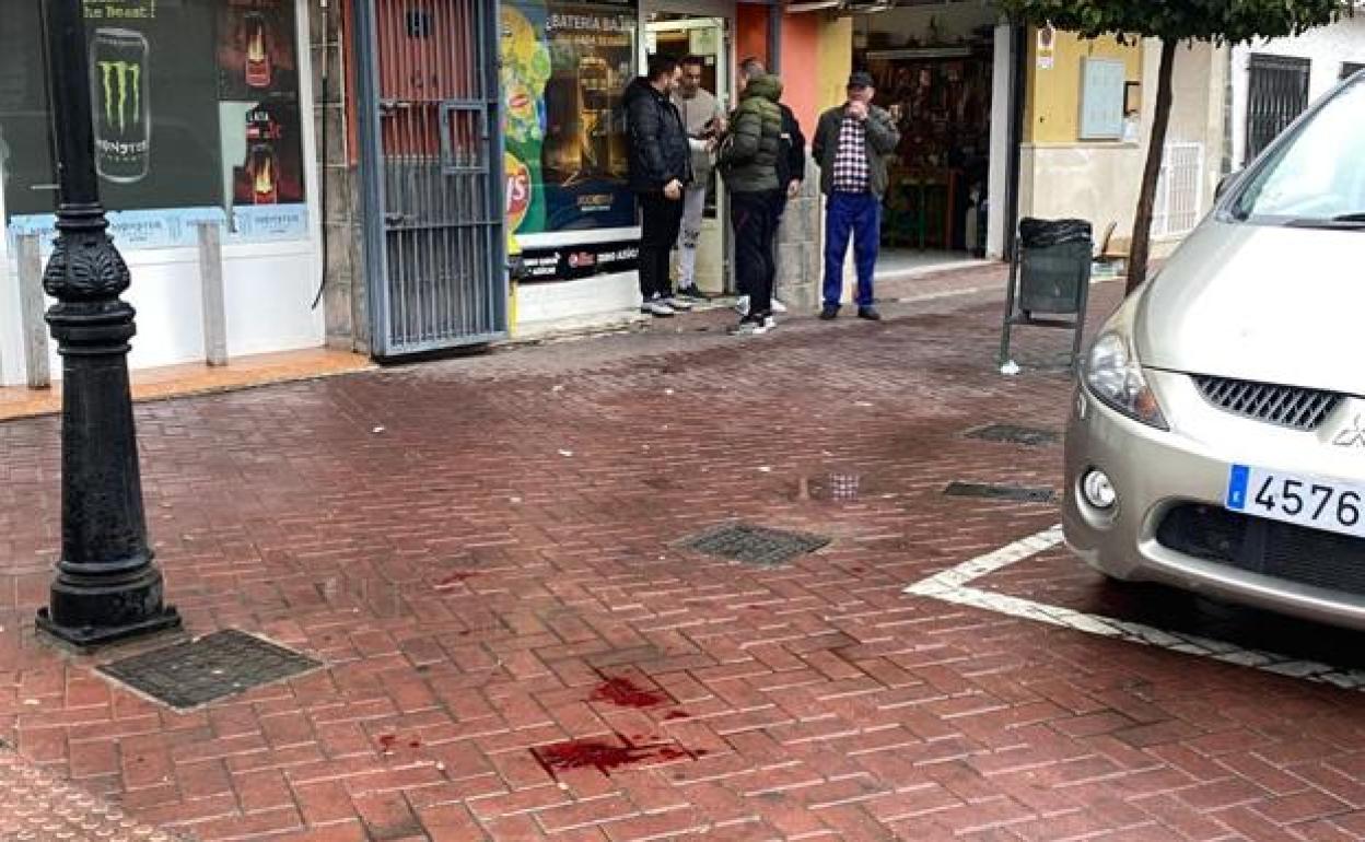 Sangre en el suelo en la calle Cruces de Churriana tras el tiroteo que se saldó con un fallecido.