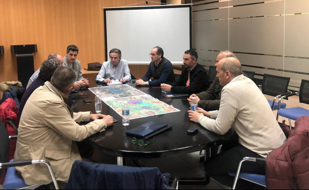 Reunión de los principales implicados en la modernización del Canal del Orellana.