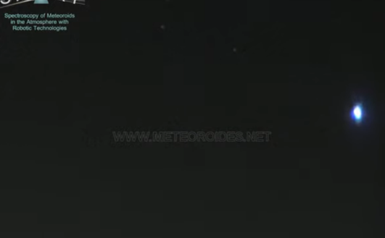 A la derecha la bola de fuego que sobrevoló la madrugada de este viernes la provincia de Badajoz.