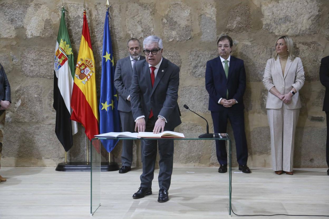 Toma de posesión de Pedro Fernández Salguero como rector de la UEx . 