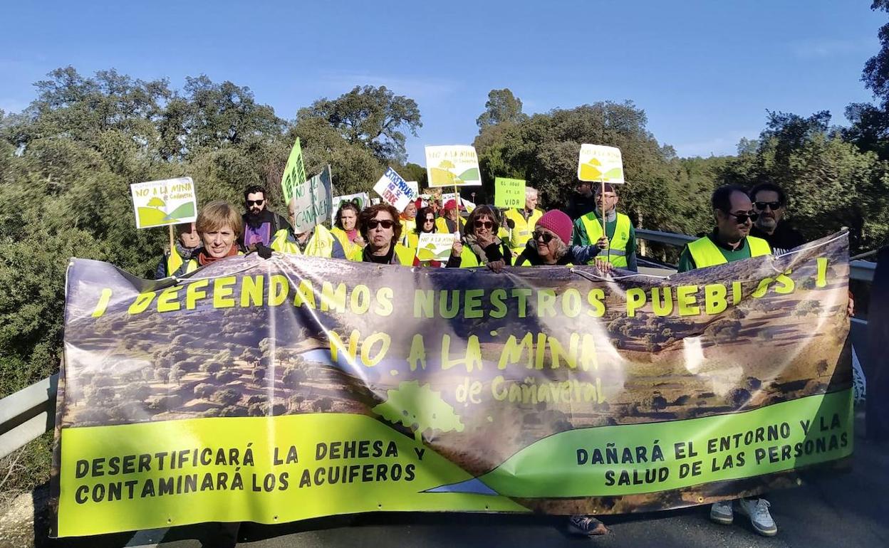 Manifestantes contra la mina en la protesta de esta mañana. 