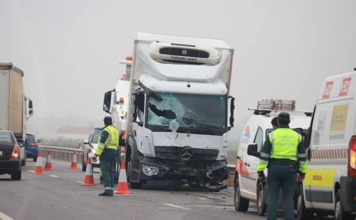 Agentes de la Guardia Civil regulando el tráfico tras un accidente reciente.