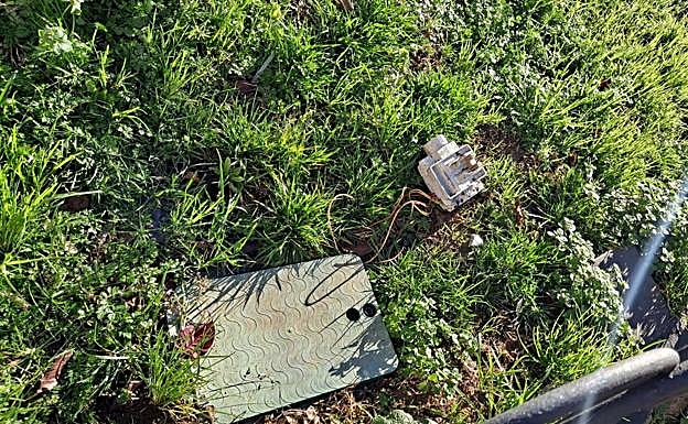 Imagen principal - El Ayuntamiento llama a la ciudadanía a mantener limpias las calles de la localidad