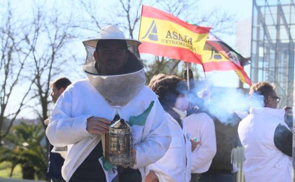 Un apicultor con su ahumador en la protesta.