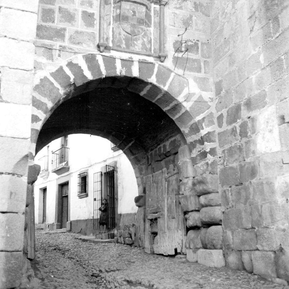 Puerta del Carmen en Coria en los años 60.