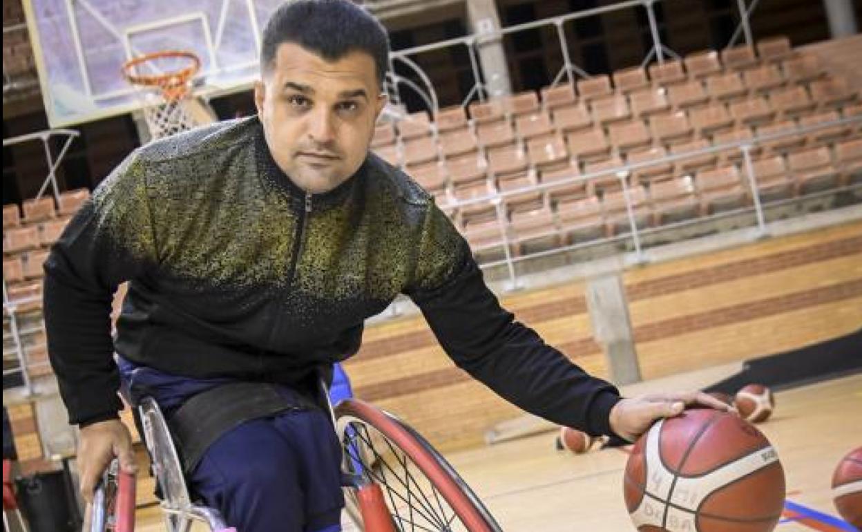 Mousa Ghozibi, antes del entrenamiento del Mideba en La Granadilla de este miércoles. 