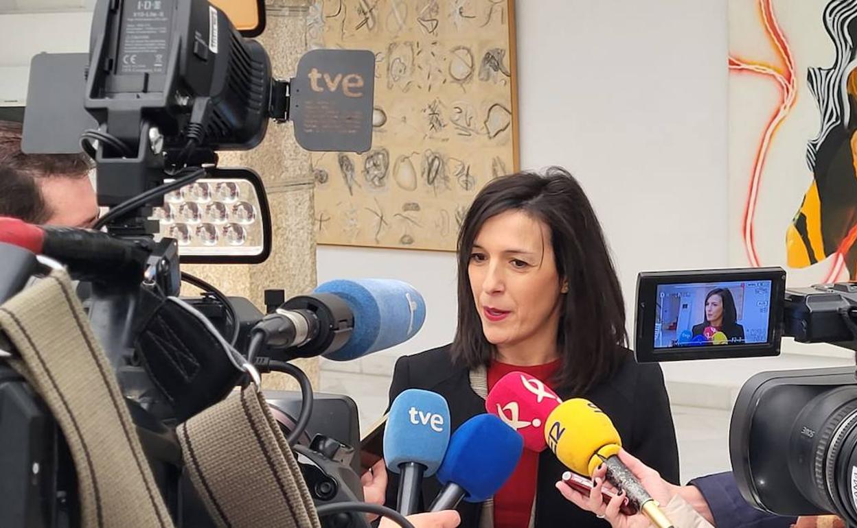 La consejera de Educación y Empleo de la Junta de Extremadura, Esther Gutiérrez, interviene ante los medios de comunicación.