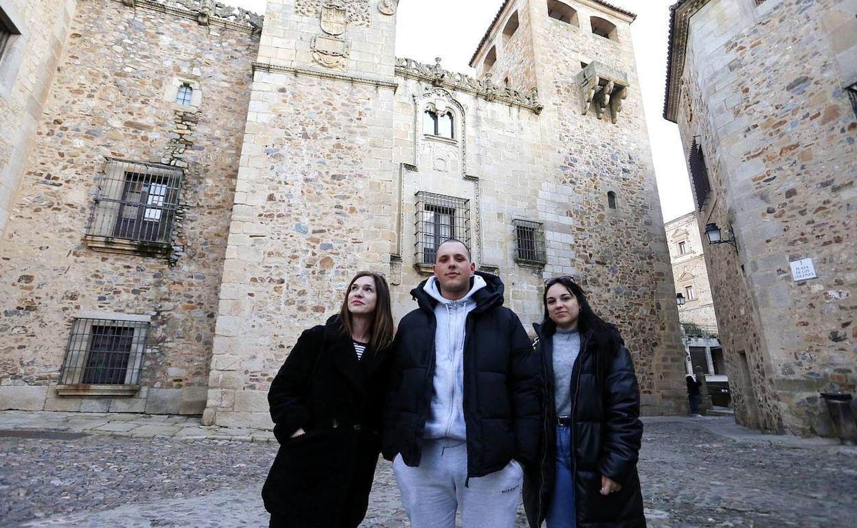 Uno de los militares que este viernes juran bandera, visitando la parte antigua con dos familiares. 